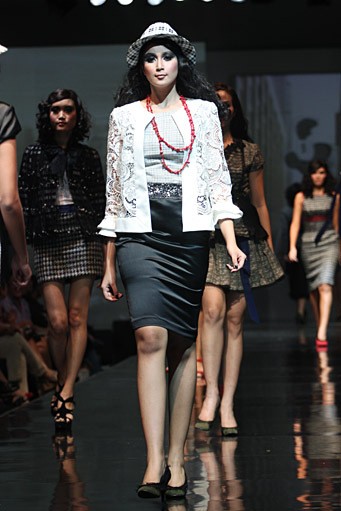 Musa Widyatmodjo The Luric [She] ll. Jakarta Fashion & Food Festival 2011 at Ballroom Hotel Harris. Kelapa Gading. Jakarta. [Foto: Mohammad Abduh/Wolipop]