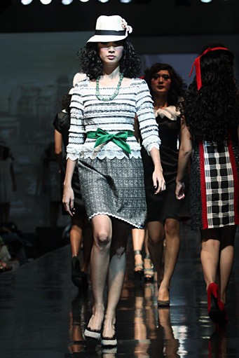 Musa Widyatmodjo The Luric [She] ll. Jakarta Fashion & Food Festival 2011 at Ballroom Hotel Harris. Kelapa Gading. Jakarta. [Foto: Mohammad Abduh/Wolipop]