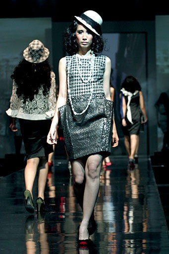 Musa Widyatmodjo The Luric [She] ll. Jakarta Fashion & Food Festival 2011 at Ballroom Hotel Harris. Kelapa Gading. Jakarta. [Foto: Mohammad Abduh/Wolipop]