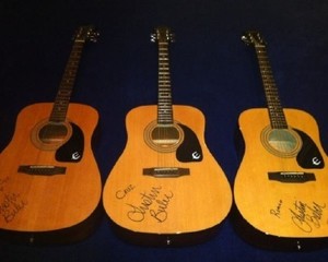 Justin Bieber Kirim Gitar Spesial Untuk 3 Anak Beckham