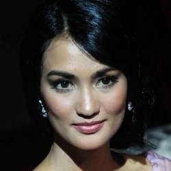 Hiii...Atiqah Hasiholan Jadi Hantu Payung Merah