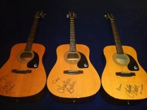 Justin Bieber Kirim Gitar Spesial Untuk Anak-anak Beckham