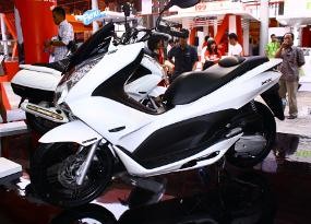 Mobil Motor Tampil Serba Putih di Kemayoran