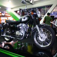 Kawasaki W800 Tampil Jadul di Booth Kawasaki