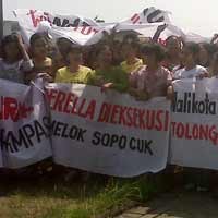 Buruh Demo Tolak Eksekusi Pabrik Sepatu