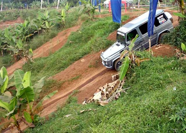 Asyiknya Jumpalitan dengan SUV Miliaran Rupiah