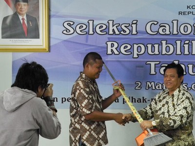 KY Diberi Sapu dan Pengki