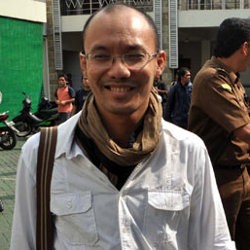 Yoyo Padi Serahkan Barang Bukti Saat Penggerebekan