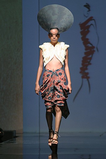 INCULTURATION by Adrian Gan Patola Kamba Menandang. Jakarta Fashion & Food Festival 2011. Hotel Harris. Kelapa Gading. Jakarta. [Foto: Mohammad Abduh/Wolipop]