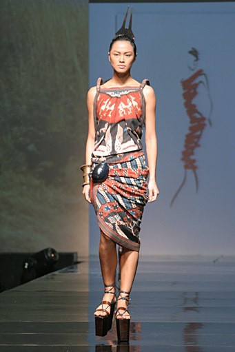 INCULTURATION by Adrian Gan Patola Kamba Menandang. Jakarta Fashion & Food Festival 2011. Hotel Harris. Kelapa Gading. Jakarta. [Foto: Mohammad Abduh/Wolipop]