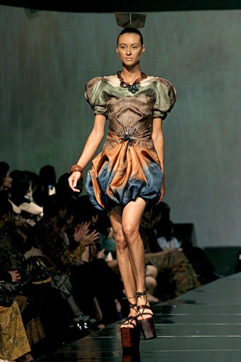 INCULTURATION by Adrian Gan Patola Kamba Menandang. Jakarta Fashion & Food Festival 2011. Hotel Harris. Kelapa Gading. Jakarta. [Foto: Mohammad Abduh/Wolipop]