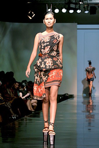 INCULTURATION by Adrian Gan Patola Kamba Menandang. Jakarta Fashion & Food Festival 2011. Hotel Harris. Kelapa Gading. Jakarta. [Foto: Mohammad Abduh/Wolipop]