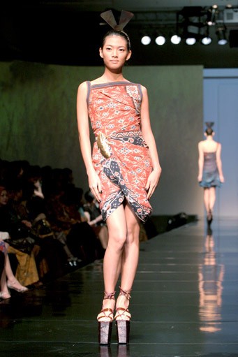 INCULTURATION by Adrian Gan Patola Kamba Menandang. Jakarta Fashion & Food Festival 2011. Hotel Harris. Kelapa Gading. Jakarta. [Foto: Mohammad Abduh/Wolipop]