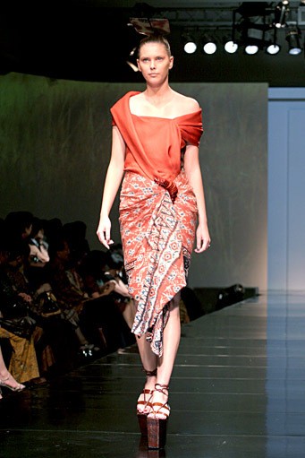 INCULTURATION by Adrian Gan Patola Kamba Menandang. Jakarta Fashion & Food Festival 2011. Hotel Harris. Kelapa Gading. Jakarta. [Foto: Mohammad Abduh/Wolipop]