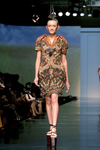 INCULTURATION by Adrian Gan Patola Kamba Menandang. Jakarta Fashion & Food Festival 2011. Hotel Harris. Kelapa Gading. Jakarta. [Foto: Mohammad Abduh/Wolipop]