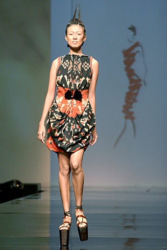 INCULTURATION by Adrian Gan Patola Kamba Menandang. Jakarta Fashion & Food Festival 2011. Hotel Harris. Kelapa Gading. Jakarta. [Foto: Mohammad Abduh/Wolipop]