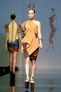 INCULTURATION by Adrian Gan Patola Kamba Menandang. Jakarta Fashion & Food Festival 2011. Hotel Harris. Kelapa Gading. Jakarta. [Foto: Mohammad Abduh/Wolipop]