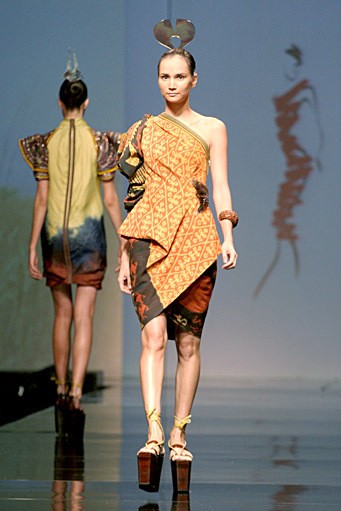 INCULTURATION by Adrian Gan Patola Kamba Menandang. Jakarta Fashion & Food Festival 2011. Hotel Harris. Kelapa Gading. Jakarta. [Foto: Mohammad Abduh/Wolipop]