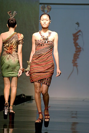 INCULTURATION by Adrian Gan Patola Kamba Menandang. Jakarta Fashion & Food Festival 2011. Hotel Harris. Kelapa Gading. Jakarta. [Foto: Mohammad Abduh/Wolipop]