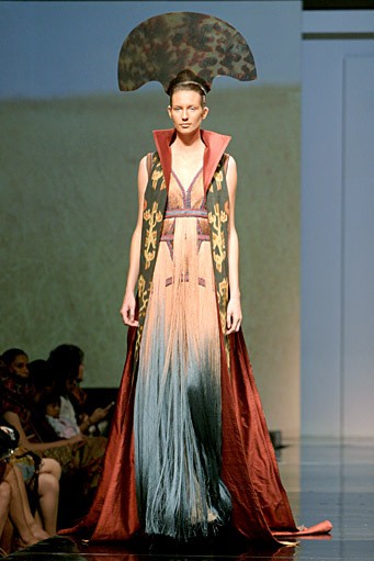 INCULTURATION by Adrian Gan Patola Kamba Menandang. Jakarta Fashion & Food Festival 2011. Hotel Harris. Kelapa Gading. Jakarta. [Foto: Mohammad Abduh/Wolipop]