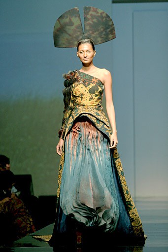 INCULTURATION by Adrian Gan Patola Kamba Menandang. Jakarta Fashion & Food Festival 2011. Hotel Harris. Kelapa Gading. Jakarta. [Foto: Mohammad Abduh/Wolipop]