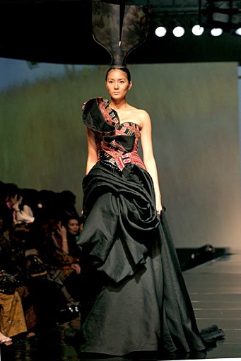 INCULTURATION by Adrian Gan Patola Kamba Menandang. Jakarta Fashion & Food Festival 2011. Hotel Harris. Kelapa Gading. Jakarta. [Foto: Mohammad Abduh/Wolipop]