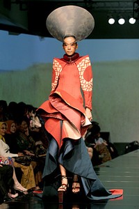 INCULTURATION by Adrian Gan Patola Kamba Menandang. Jakarta Fashion & Food Festival 2011. Hotel Harris. Kelapa Gading. Jakarta. [Foto: Mohammad Abduh/Wolipop]