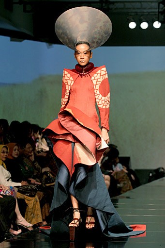 INCULTURATION by Adrian Gan Patola Kamba Menandang. Jakarta Fashion & Food Festival 2011. Hotel Harris. Kelapa Gading. Jakarta. [Foto: Mohammad Abduh/Wolipop]