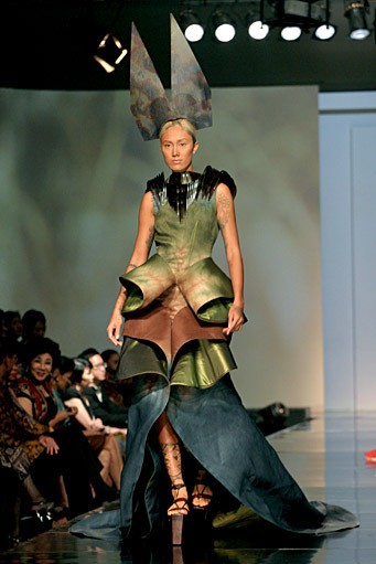 INCULTURATION by Adrian Gan Patola Kamba Menandang. Jakarta Fashion & Food Festival 2011. Hotel Harris. Kelapa Gading. Jakarta. [Foto: Mohammad Abduh/Wolipop]