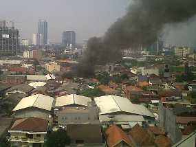  Api Membara di Jl Dr Satrio Kuningan, 6 Mobil Pemadam Dikerahkan