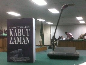 Anthony Zedra Abidin Bagi-bagi Buku ke Hakim