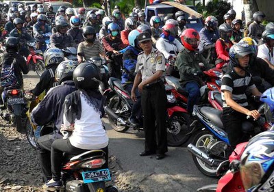 Gaya Koboi Para Pemotor