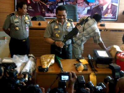 Polri Pamer Senpi Milik Teroris