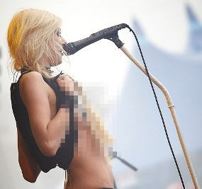 Taylor Momsen Pamer Dada di Depan Ribuan Penonton