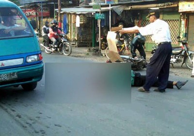 Pemotor Tewas Terlindas Truk