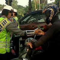 Operasi Simpatik, Polwan Bagi-bagi Ratusan Mawar