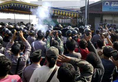 Aksi Tolak Eksekusi Pabrik Sepatu Ricuh