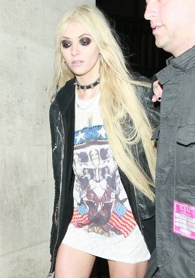 Nongkrong di Klub, Taylor Momsen Tak Pakai Celana