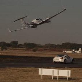 Adu Cepat Nissan 370Z vs Pesawat 