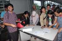 Protes Commuter Line, Penumpang KRL Teken Petisi di Stasiun Sudirman