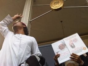 Jelang Vonis, Pendukung Baasyir Edarkan Sorban Amal 