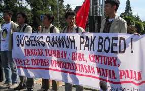 Wapres Boediono Disambut Demo di Kampusnya Sendiri