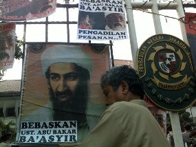 Baasyir Hadapi Vonis, Foto Osama Mejeng di PN Jaksel