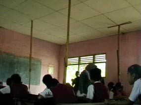 Siswa SD Belajar di Bawah Atap Kelas yang Nyaris Ambrol