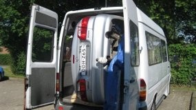 Aneh Bin Ajaib, Mobil Sedan Bisa Muat di Mobil Van