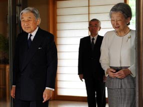 Senyum yang Menghipnotis dari Kaisar Akihito dan Ratu Michiko