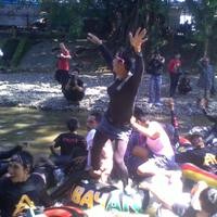 Wah, Waria Dadakan Ramaikan Kukuyaan Cikapundung