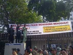  Pendemo Perangkat Desa Kumpulkan Sumbangan Bagi Rekannya yang Kecelakaan