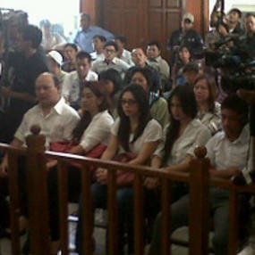 Hadiri Sidang Anaknya, Ari Sigit Terpukul & Sedih