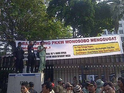 Perangkat Desa Demo Kemendagri